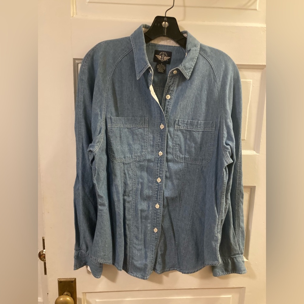 Vintage Dockers Light Blue Chambray Denim Shirt. Raglan sleeves. Size Medium.
